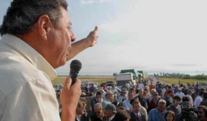 Alfredo de Angeli presidiendo el paro agropecuario y en el corte de Ruta 14 (año 2008)