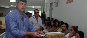 Ricardo Buryaile emitiendo el sufragio ( Domingo 27 de Octubre -2013)