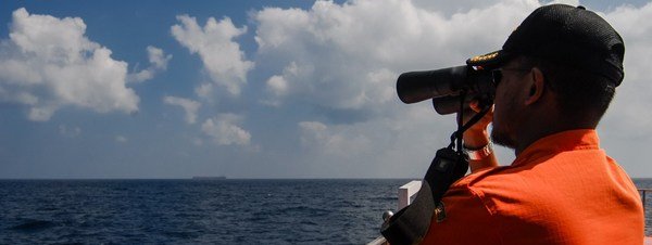 Un barco indonesio busca los restos del avión desaparecido en el estrecho de Malacca AFP