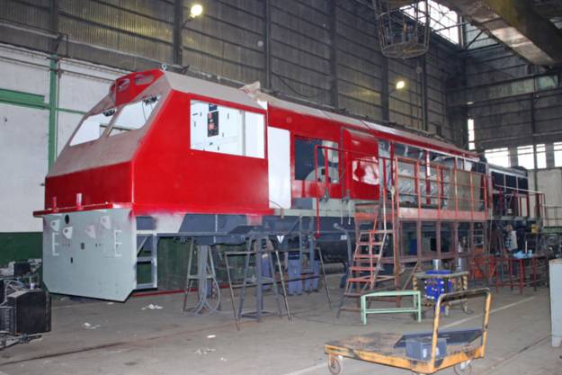 Construcción. La locomotora en pleno proceso de armado. Foto: Rieles.com/Diego Batista