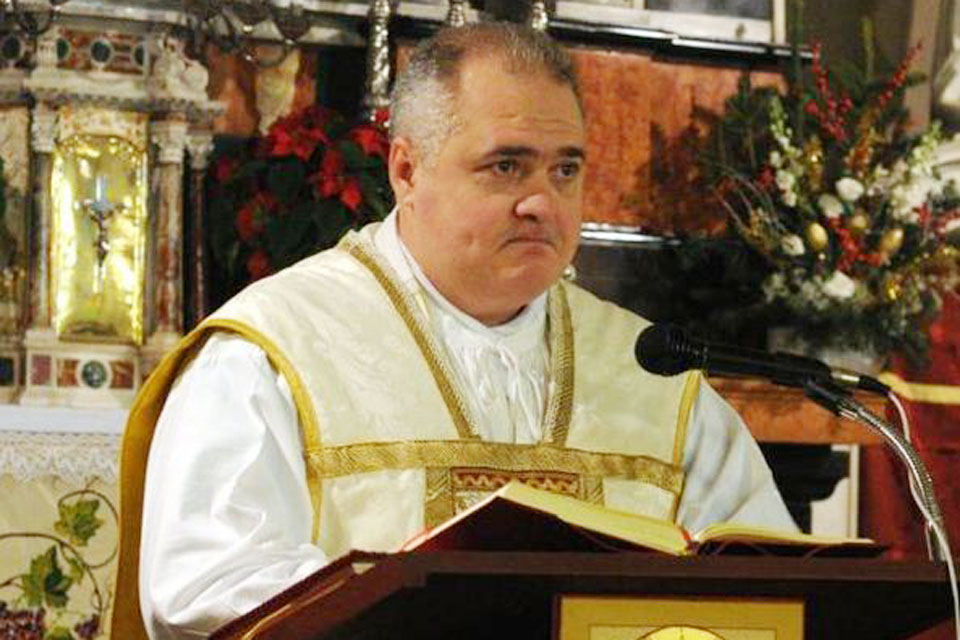 sacerdote pederasta
