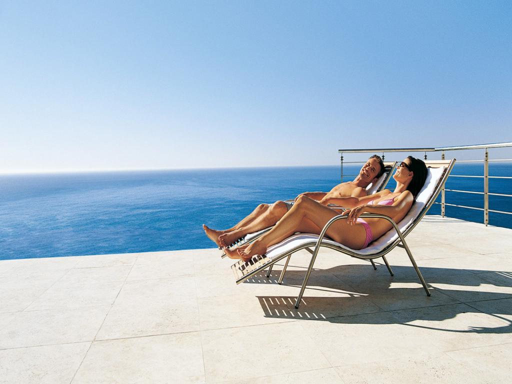 tomando sol