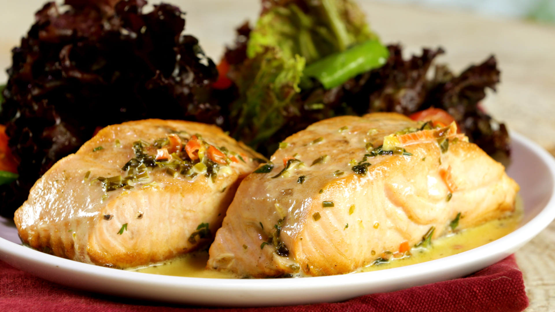 1t1bxm43v4e3_1qP3oxuMF6E8gOgOwcksSg_salmon-con-crema-de-cilantro-y-chile_landscapeThumbnail_es