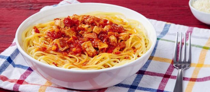 Tallarinescon bolognesa de pollo