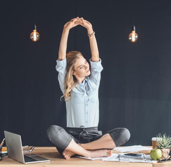 Posturas de yoga para relajar la espalda en casa y en la oficina