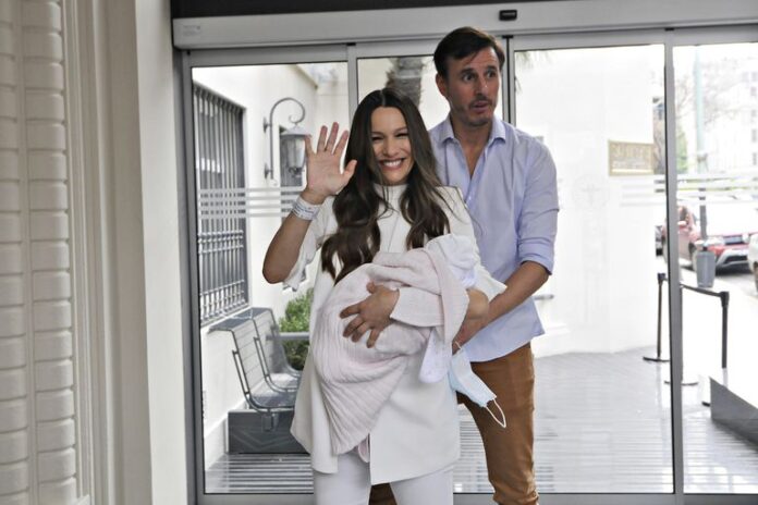 Pampita publicó la primera foto oficial de la pequeña Ana