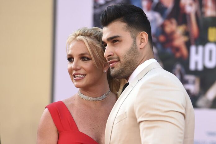 Tras haber sido liberada de la tutela de su padre, Britney Spears se comprometió con Sam Asghari
