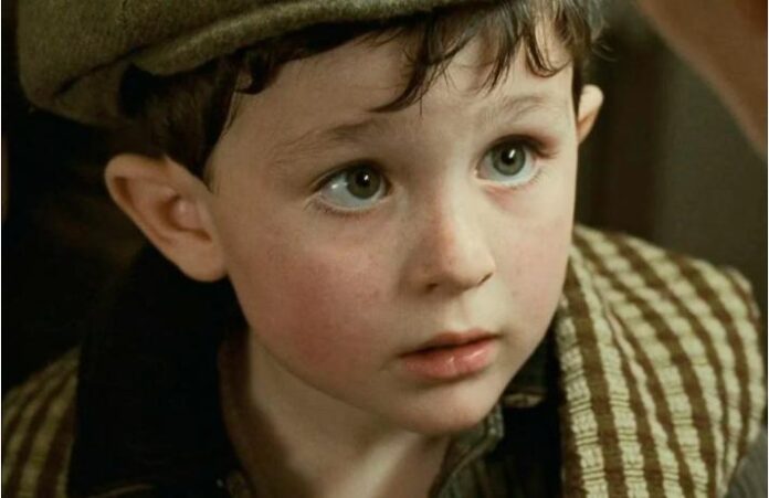 De cuánto es el cheque que el “niño de Titanic” cobra cada mes, a 25 años del estreno de la película