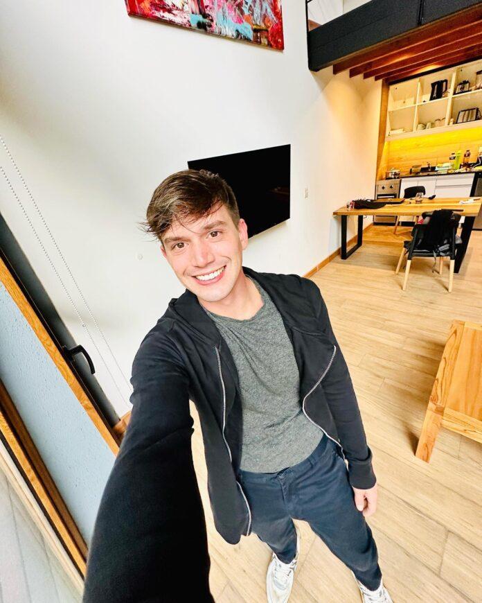 Photo by Lucas benvenuto in Bariloche. May be an image of 1 person, standing and indoor.