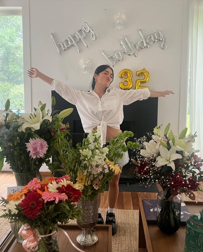 Photo by LALI on October 10, 2023. May be an image of 1 person, flower arrangement, white lily, prairie gentian, baby's-breath, carnation, lily and text.