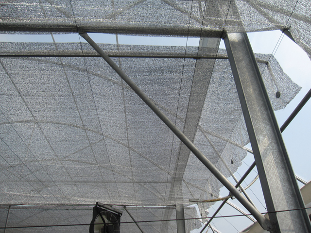 Malla de aluminio sobre el techo del invernadero