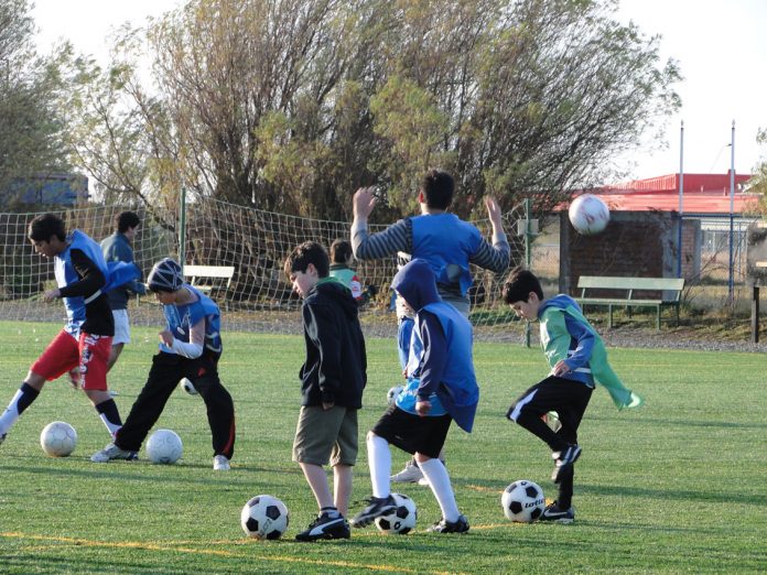 chicos jugando al futbol